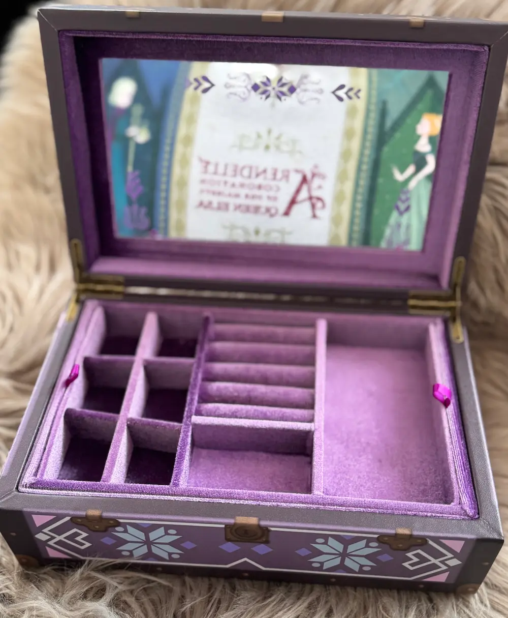 ジュエリーボックス内装（蓋を開けた状態）